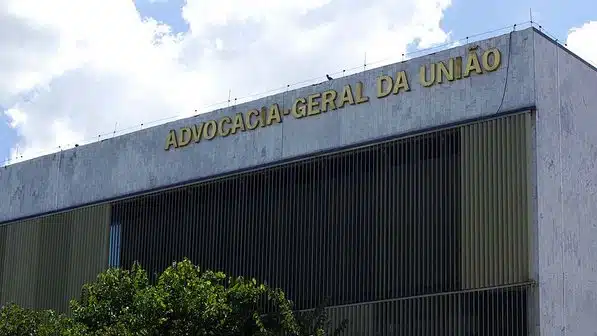 AGU pressiona plenário do STF a avaliar impasse sobre vetos